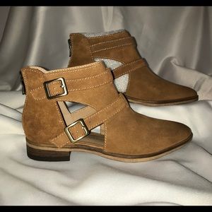 HP!🌟Chinese Laundry 6 1/2 Dandie Boot Suede
